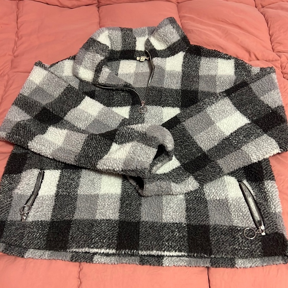 Lily White XL cropped top. Zipper pockets. Fuzzy material. Barely used.